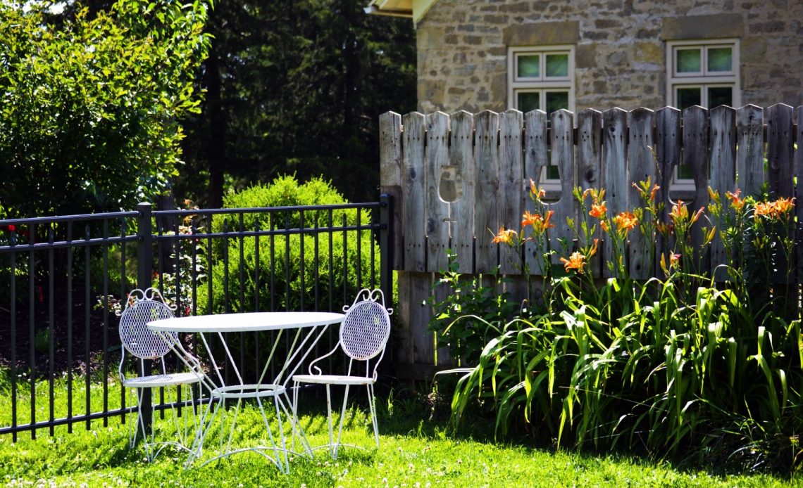 simple-fence-line-landscaping